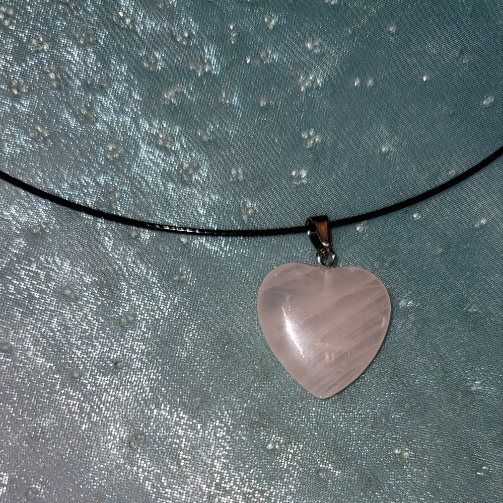Pretty circular necklace with barrel screw clasp with ONE 1 Heart pendent - Picture 10 of 13